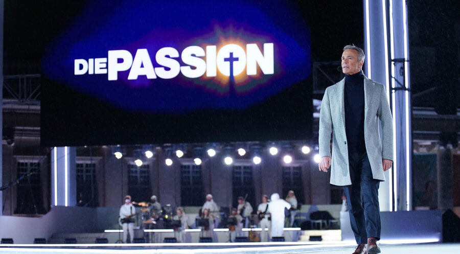 Hannes Jaenicke führte als Moderator durch „Die Passion“. Foto: RTL/Stefan Gregorowius