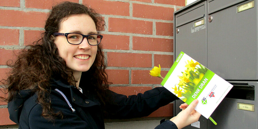 Die Teilnehmer steckten jeweils eine Osterglocke als Symbol der Auferstehung und eine Karte mit der biblischen Osterbotschaft in die Briefkästen. Foto: Wolfgang Polzer