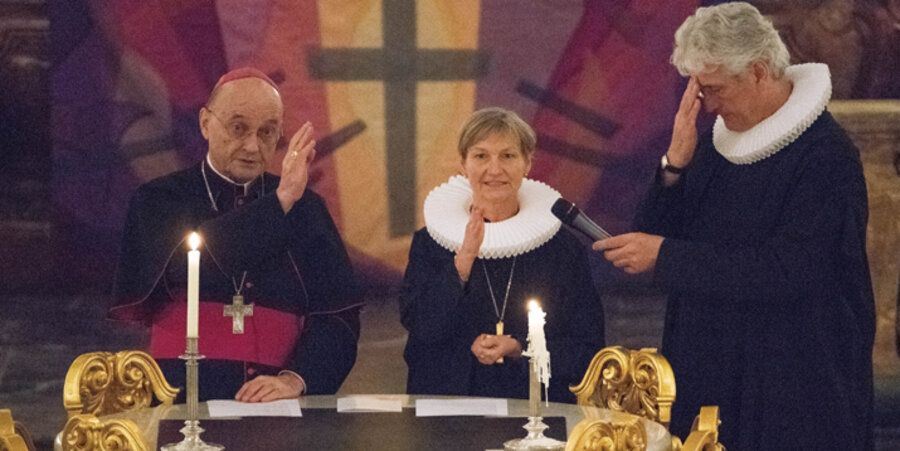 v.l.: Der katholische Weihbischof des Erzbistums Hamburg, Hans-Jochen Jaschke, die Bischöfin der „Nordkirche“, Kirsten Fehrs, und der der Hauptpastor der Hamburger Hauptkirche St. Michaelis, Alexander Röder. Foto: idea/kairospress