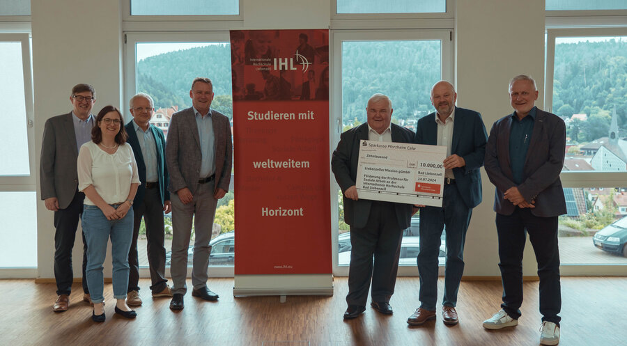 v.l.n.r.: Prof. Roland Deines (Prorektor der IHL), Magdalena Handel (Wissenschaftliche Mitarbeiterin der IHL), Thomas Eisinger (Kanzler der IHL), Jens Teufel (Filialdirektor der Sparkasse Schömberg), Hans Neuweiler (Vorstandsvorsitzender der Sparkasse Pforzheim-Calw), Prof. Volker Gäckle (Rektor der IHL), Thomas Blenke (CDU-Landtagsabgeordneter). Foto: Marco Schoradt