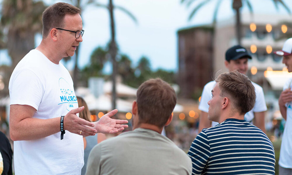 Die Urlauber auf Mallorca sind entspannt, haben Zeit und sind offen für Gespräche. Foto: Esther Baumann