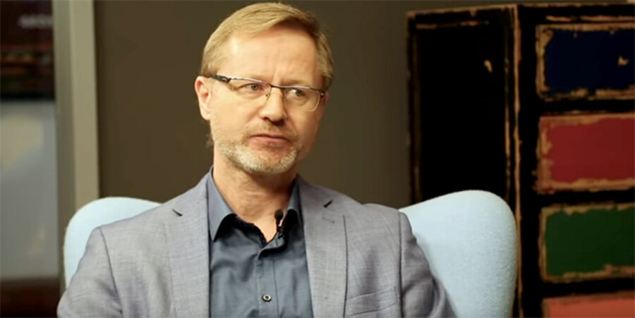 Der Direktor der Evangelischen Akademie im Rheinland, Frank Vogelsang, im Gespräch mit Jana Highholder. Screenshot: YouTube/Jana