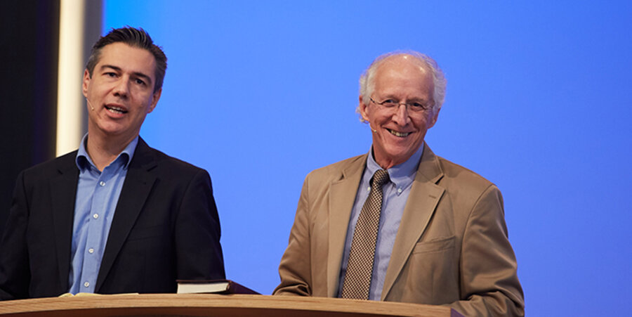 Der US-Theologe und Autor Prof. John Piper (rechts) mit Übersetzer Christian Wegert. Foto: E21