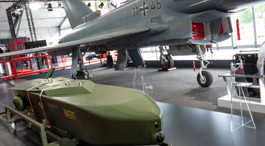 Der Marschflugkörper Taurus, im Hintergrund das Mehrzweckkampfflugzeug Eurofighter. Foto: picture alliance/Ulrich Baumgarten