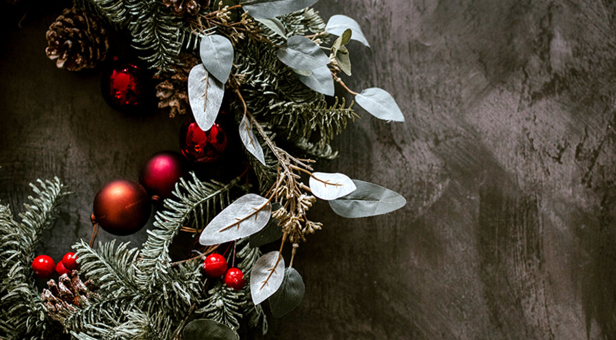 Vorweihnachtliche Tradition: Adventskranzbasteln. Symbolbild: unsplash.com
