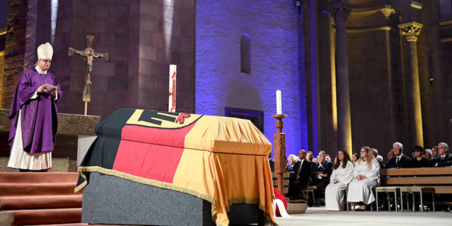 Der Speyrer Bischof Karl-Heinz Wiesemann hielt das Requiem für Altkanzler Kohl. Foto: picture-alliance/Arne Dedert/dpa-Pool/dpa