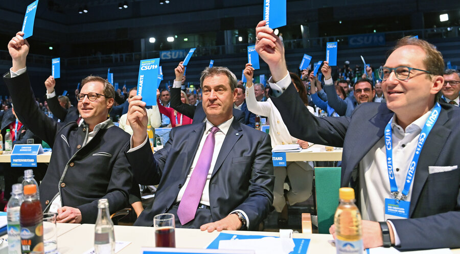 Abstimmung für das neue Grundsatzprogramm: (v.l.) Martin Huber (Generalsekretaer der CSU), Markus Söder (Ministerpräsident Bayern und CSU Vorsitzender), Alexander Dobrindt (Vorsitzender der CSU-Landesgruppe im Deutschen Bundestag) mit Stimmkarten. Foto: Picture Alliance/ Frank Hoermann; Sven Simon