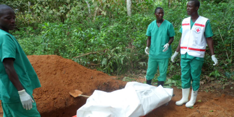 Beisetzung eines Ebola-Opfers in Westafrika. Foto: flickr.com/EC/ECHO/Jean-Louis Mosser