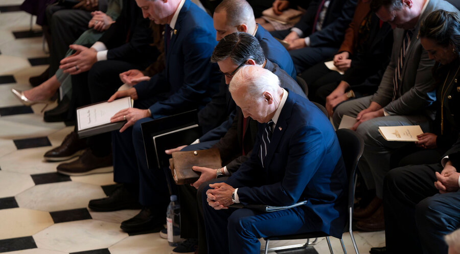 Politiker beim diesjährigen Nationalen Gebetsfrühstück – vorne im Bild: Joe Biden. Foto: picture alliance / newscom | BONNIE CASH