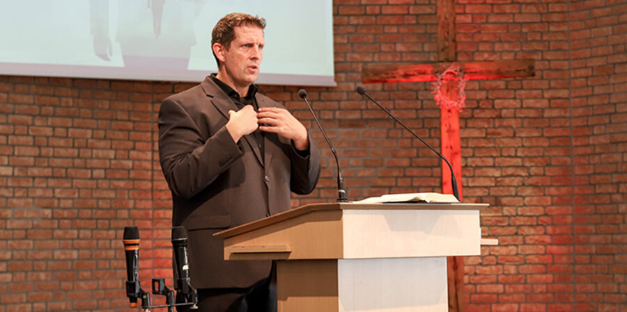 Pastor Olaf Latzel auf dem ersten Jugendtag des Bibelseminars Bonn. Foto: Evangeliums Christen Gemeinde Bernberg