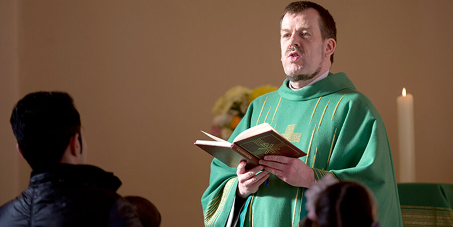 Pastor Gottfried Martens bei einer Taufansprache in der Evangelisch-Lutherischen Dreieinigkeitskirche in Berlin-Steglitz. Mehrere hundert Iraner und Afghanen haben sich dort in der vergangenen Jahren taufen lassen. Foto: picture-alliance/dpa