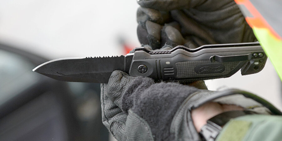 Einer der vier Angreifer soll ein Messer gezogen und versucht haben, den Christen damit anzugreifen. Die Polizei habe nach ihrem Eintreffen von drei Angreifern die Personalien festgestellt. Symbolbild: picture-alliance/dpa