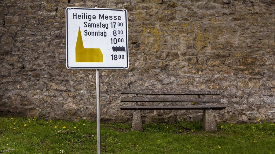 An vielen Ortseingängen in Deutschland stehen Hinweisschilder für Gottesdienste. 