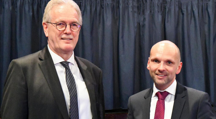 Heinz Thomas Striegler (links) und sein Nachfolger Lars Esterhaus. Foto: EKHN
