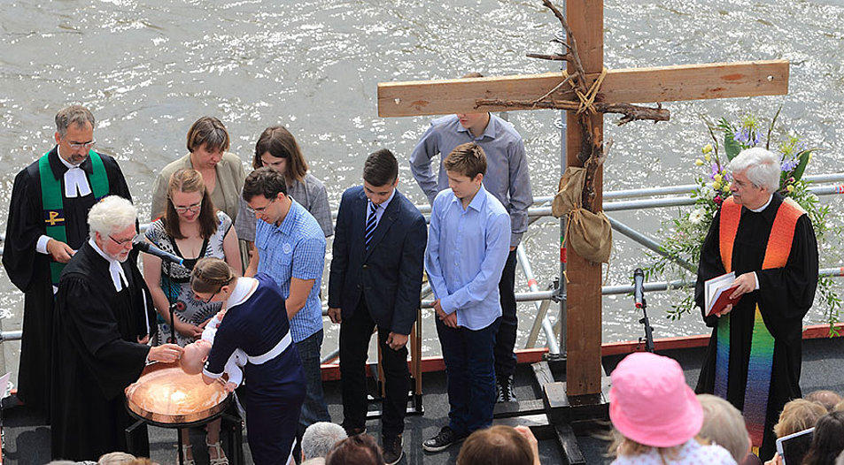 Überall in Deutschland ließen sich Menschen am 24. Juni taufen. Symbolfoto: picture-alliance/dpa