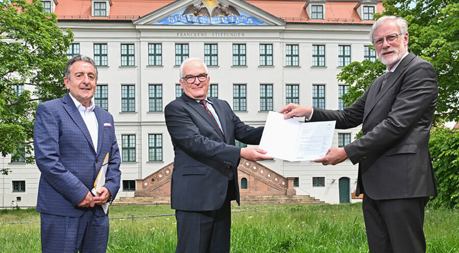 Der Staats- und Kulturminister des Landes Sachsen-Anhalt, Rainer Robra (rechts), der Staatssekretärs Dr. Gunnar Schellenberger (links) und Stiftungsdirektor Prof. Dr. Thomas Müller-Bahlke. Foto: Thomas Meinicke
