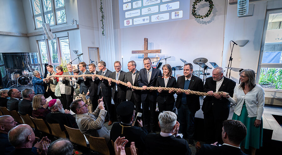 Ein Bild mit Symbolcharakter: Die Vertreter der VEF-Mitglieder ziehen an einem Strang. Foto: VEF