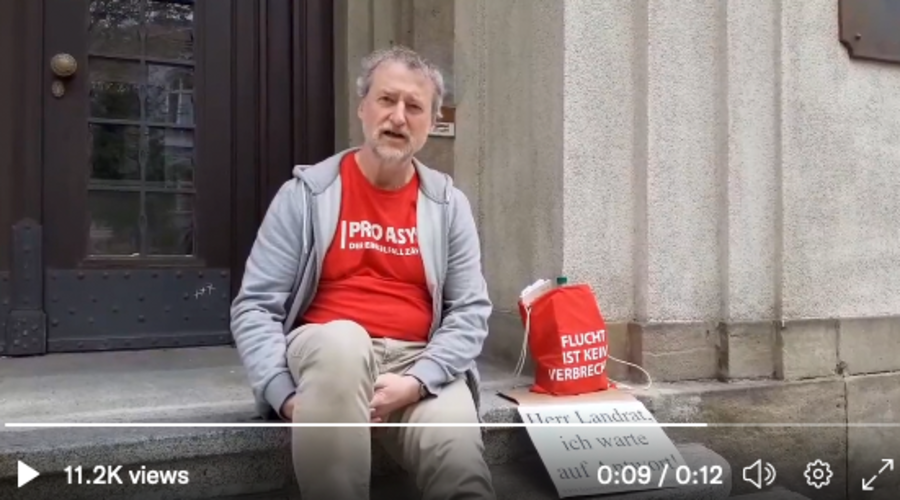 Pfarrer Jörg Michel ging mit dem Schild mit der Aufschrift „Herr Landrat, ich warte auf Antwort!“ in den Streik. Screenshot: Twitter/David Berndt
