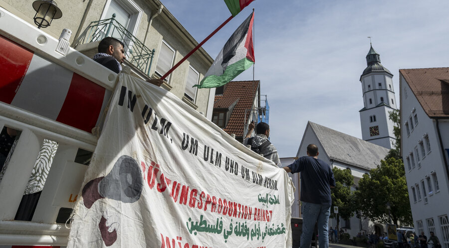 In der Nähe der evangelischen Martinskirche protestieren propalästinensische Aktivisten. Foto: picture alliance/dpa | Stefan Puchner