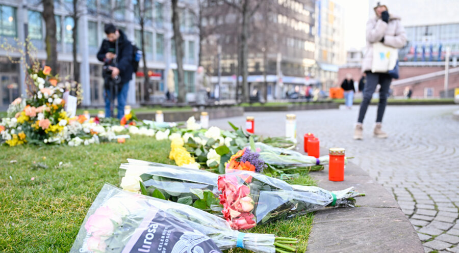 Kerzen und Blumen liegen am Paradeplatz. Hier war ein Mann mit seinem Auto in eine Menschenmenge gefahren. Foto: picture alliance/dpa | Uwe Anspach