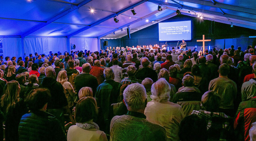 Eine Zeltmission-Veranstaltung in Eibenstock-Sosa in Sachsen. Foto: kairospress