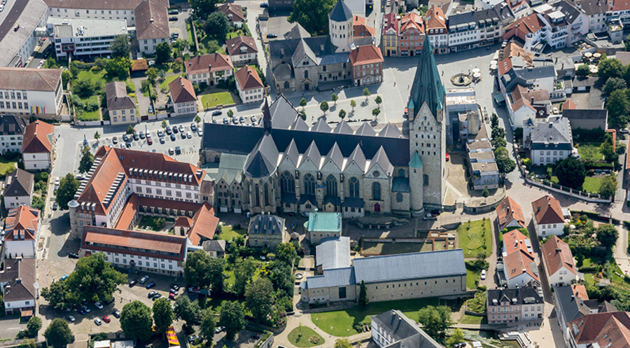 Blick auf den Paderborner Dom inmitten der Altstadt. Foto: picture alliance/ZB/euroluftbild.de/Bernd Clemens