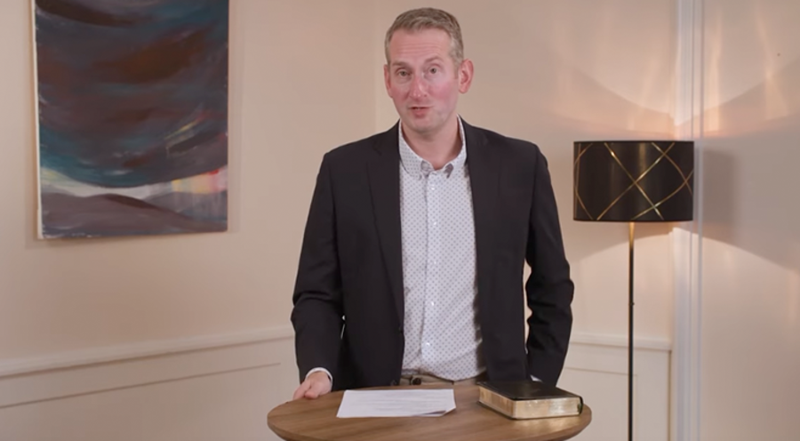 Sam Allberry hielt unter anderem Vorträge für die christliche Mediathek offen.bar. Screenshot: YouTube/offenbar