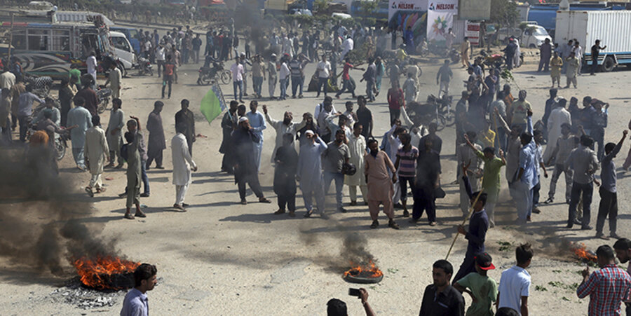 Anhänger einer pakistanischen religiösen Gruppe zünden Reifen an und protestieren gegen die Gerichtsentscheidung, die Katholikin Asia Bibi freizulassen. Foto: picture alliance/AP Photo