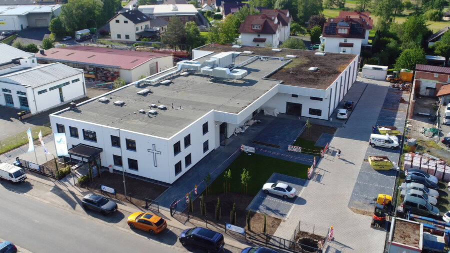 Die biblische Gemeinde Büdingen befindet sich auf einem mehr als 5000 Quadratmeter großen Grundstück in einem Industriegebiet Büdingens. Foto: Biblische Gemeinde Büdingen – Jesus Live