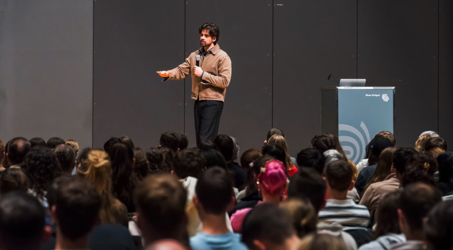 Christian Al-Masoud sprach auf der JUMIKO in Stuttgart. Foto: Coworkers/Silas Sonnleitner