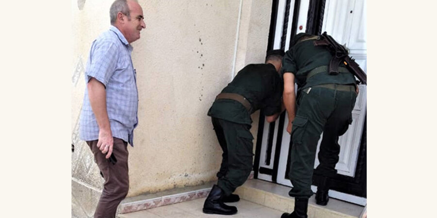 Pastor Messaoud Talkit muss dabei zusehen wie Polizisten die Tür seiner Kirche in Lekhmis versiegeln. Foto: Morning Star News