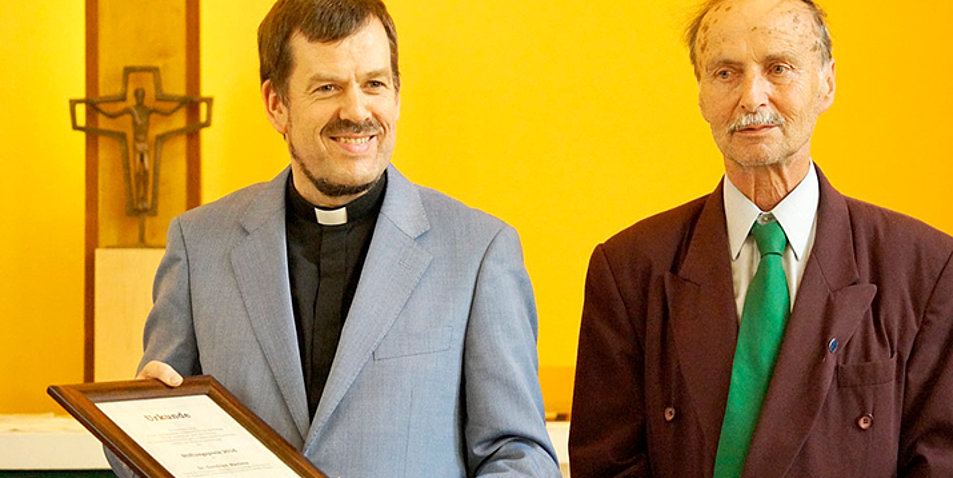 v. l.: Pfarrer Gottfried Martens erhält den „Stephanus-Preis“ von Oberstudienrat i. R. Wolfgang Link. Foto: Markus Büttner