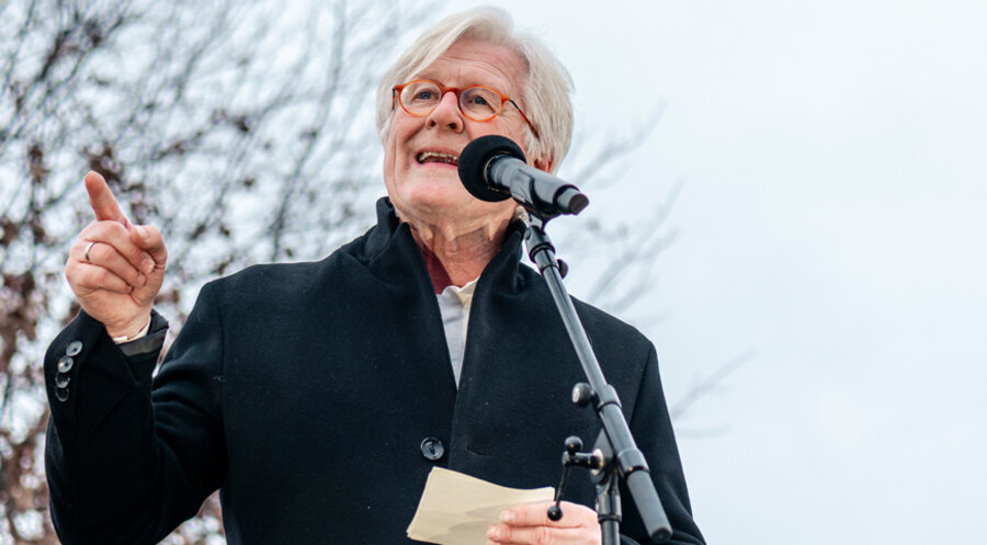 Landesbischof i. R. Heinrich Bedford-Strohm bei seiner Rede während einer Demonstration gegen Rechtsextremismus in Berlin am 2. Februar 2025. Foto: picture alliance / Eventpress Knowles