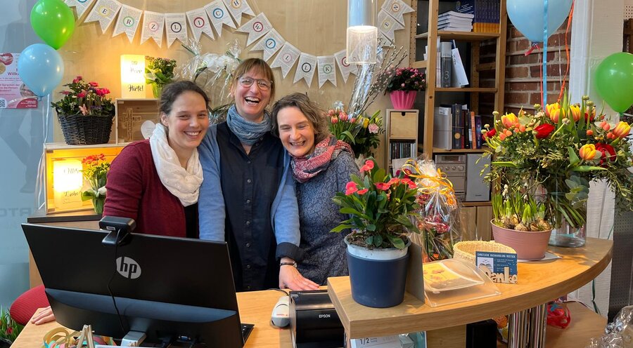 v. l.: Elisabeth Franck mit Regina Blischke, einer ehrenamtlichen Mitarbeiterin, und Claudia Geigle. Foto: Privat