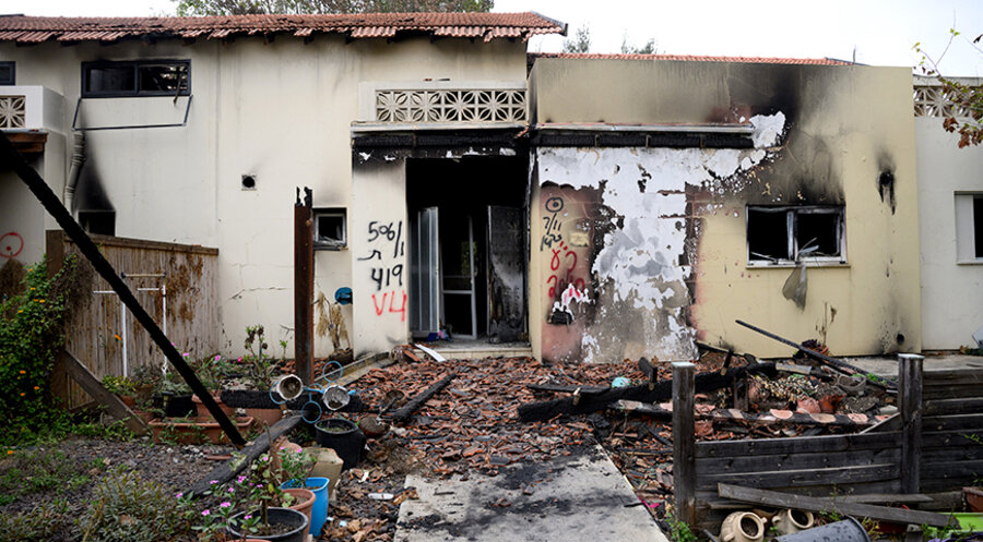 Schutt liegt vor einem zerstörten Haus im Grenzgebiet zum Gaza-Streifen im Süden Israels. Foto: picture alliance/dpa | Bernd von Jutrczenka