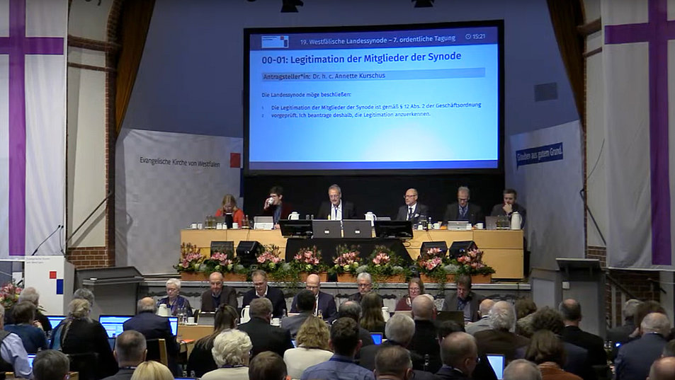 Das Kirchenpräsidium Westfalens spricht vor den Synodalen. Screenshot: Youtube/EKvW