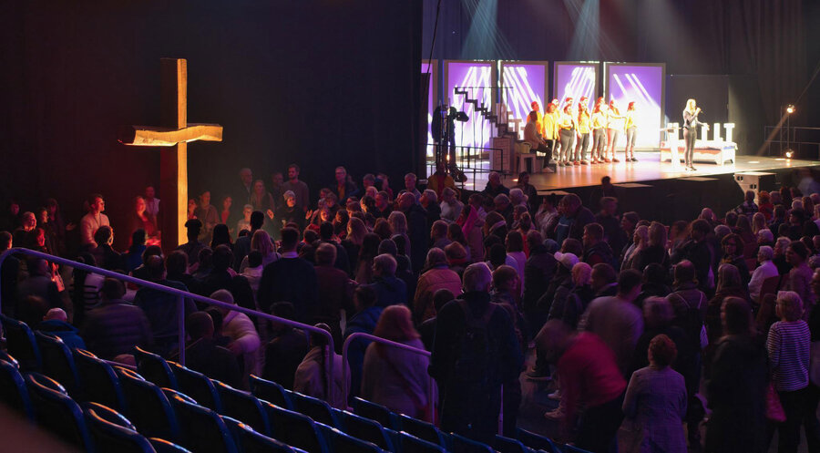 Die Besucher kommen vor das Kreuz. Foto: Life on Stage