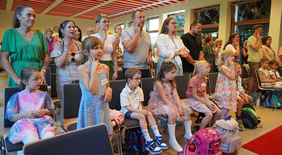 Die Neugründung der Schule wurde mit einem Gottesdienst feierlich eröffnet. Foto: Michael Stöckmann