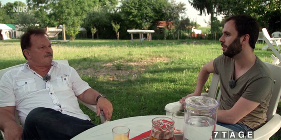 Der Filmemacher Hans Jakob Rausch (rechts) im Gespräch mit Pastor Günter Seifert. Screenshot: ndr.de