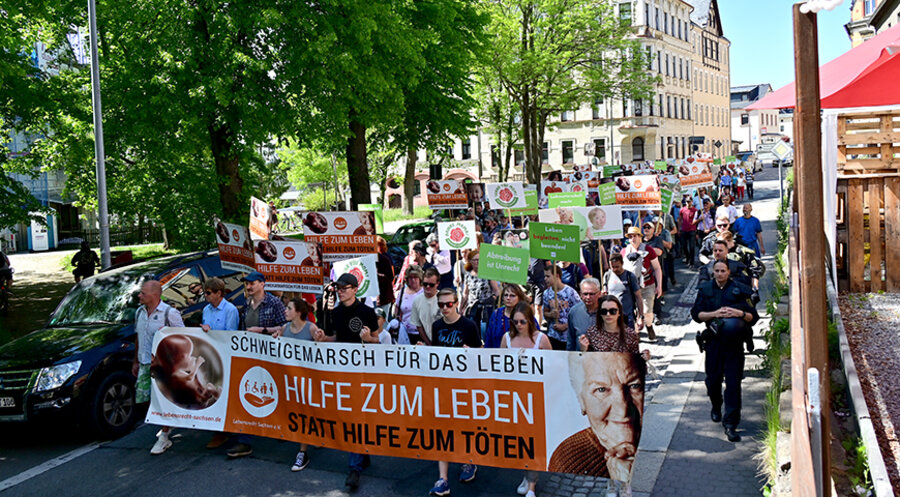 Über 300 Personen haben beim 12. „Schweigemarsch für das Leben“ im erzgebirgischen Annaberg-Buchholz für das Lebensrecht ungeborener Kinder sowie alter, behinderter und kranker Menschen demonstriert. Foto: Andreas Schroth