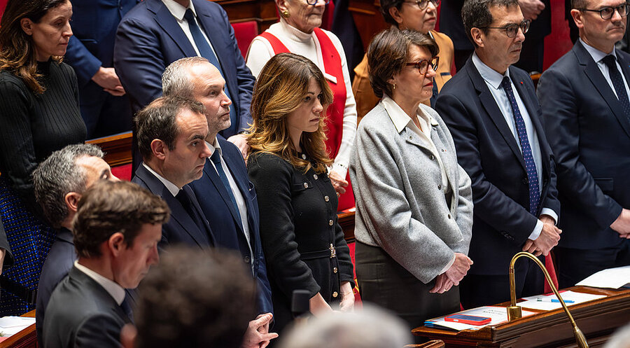 Schweigeminute der Abgeordneten im Plenarsaal der Nationalversammlung am 17. Februar nach dem Tod von Quentin Deranque. Foto: picture alliance / SIPA | ISA HARSIN