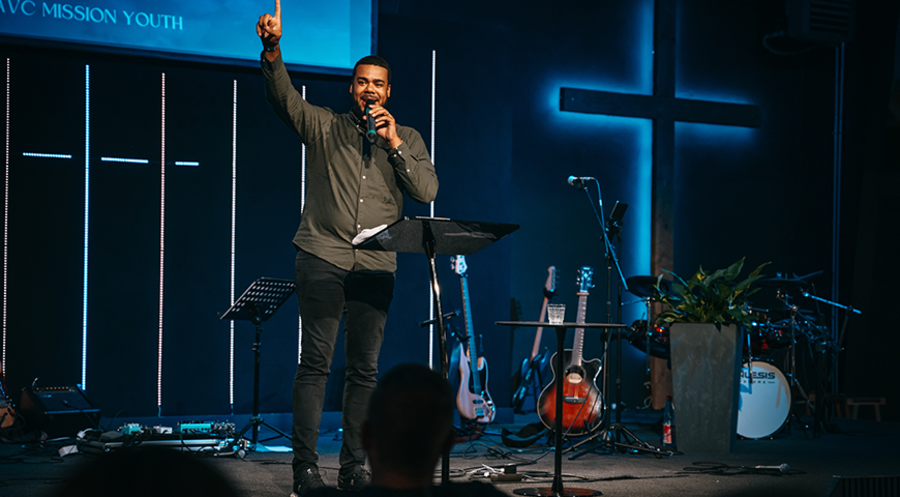 Nathanael Aclassato sprach auf der Jugendmissionskonferenz des Hilfs- und Missionswerks „AVC – Aktion für verfolgte Christen und Notleidende“. Foto: Eva Kuhn