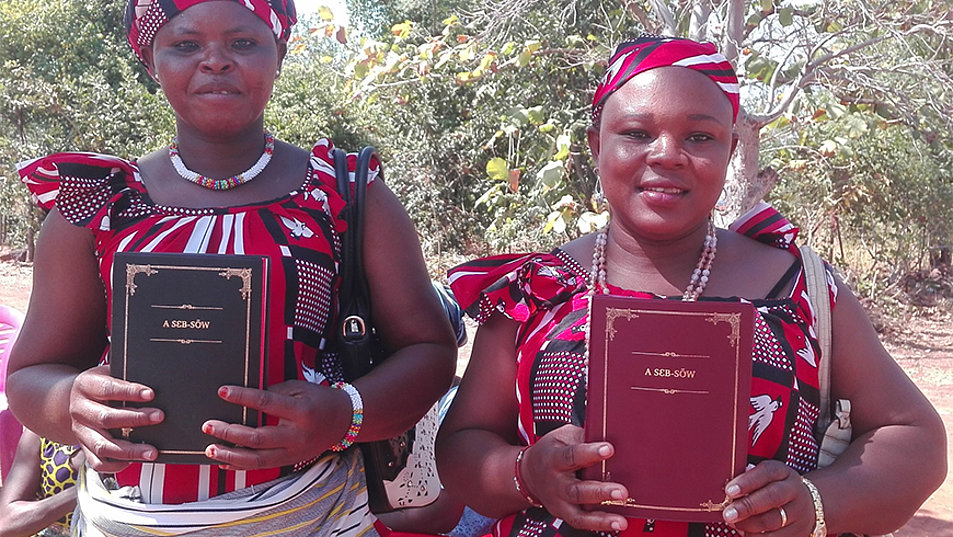 Zwei Frauen aus dem Volk der Dagaare mit einer vollständigen Bibel in ihrer Sprache Foto: UBS/Gladys Guiengéré