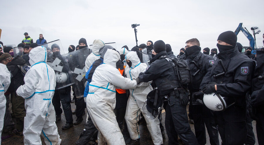 Während die Polizei Vorbereitungen zur geplanten Räumung des Dorfes Lützerath trifft, wehren sich Aktivisten gegen die Polizei, die einen Sicherheitsbereich einrichtet. Foto: Picture Alliance/Thomas Banneyer