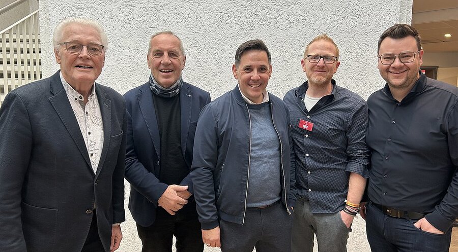 (v. l.): Die früheren Christival-Vorsitzenden Ulrich Parzany, Prof. Roland Werner und Karsten Hüttmann zusammen mit dem Christival-Geschäftsführer Chris Pahl und dem aktuellen Vorsitzenden Philipp Kruse. Das Foto entstand auf dem IDEA-Jahresempfang. Foto: IDEA/Martina Lehmann