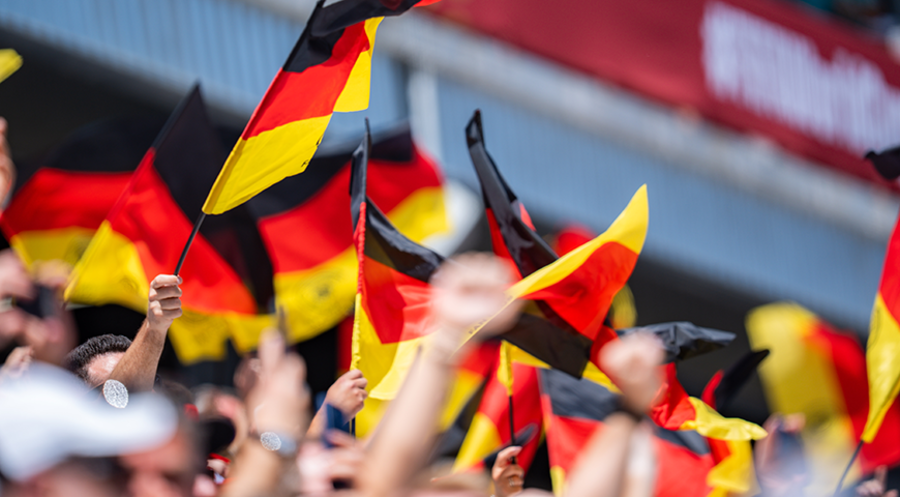 Jüngere Menschen sind laut der Umfrage dem Patriotismus seltener zugeneigt als ältere. Foto: picture alliance/Kirchner-Media/Bahho Kara
