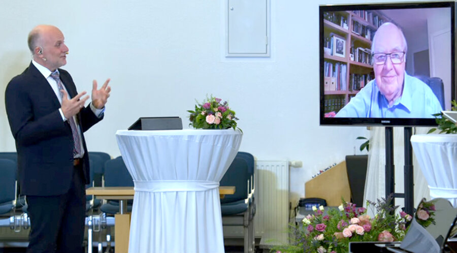 v. l. Der Schulleiter des Bibelseminars Bonn im Gespräch mit dem Mathematiker und Wissenschaftsphilosophen Prof. John Lennox. Screenshot: YouTube/MBG Lemgo