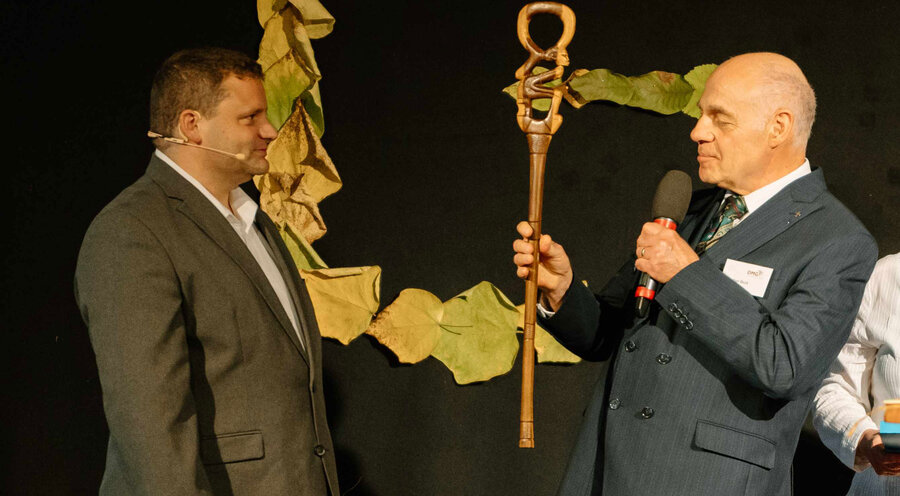 Simon Bohn (l.) und Pfarrer Günther Beck. Foto: Denis Kauderer
