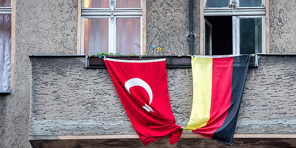 Immer weniger türkeistämmige Deutsche fühlen sich mit Deutschland genauso verbunden, wie mit der Türkei. Foto: picture-alliance/dpa Themendienst