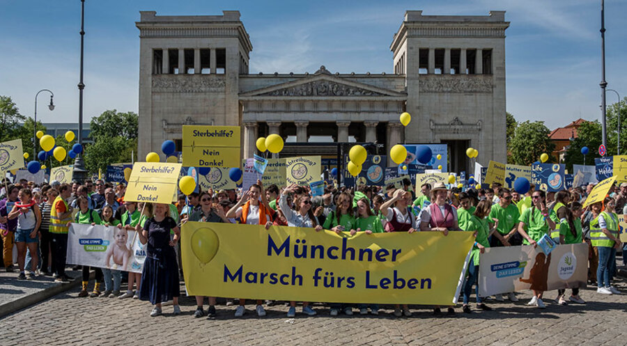 Der Veranstalter spricht von 6.000 Teilnehmern beim Marsch, die Polizei von 3.000. Foto: IMAGO/Moritz Schlenk